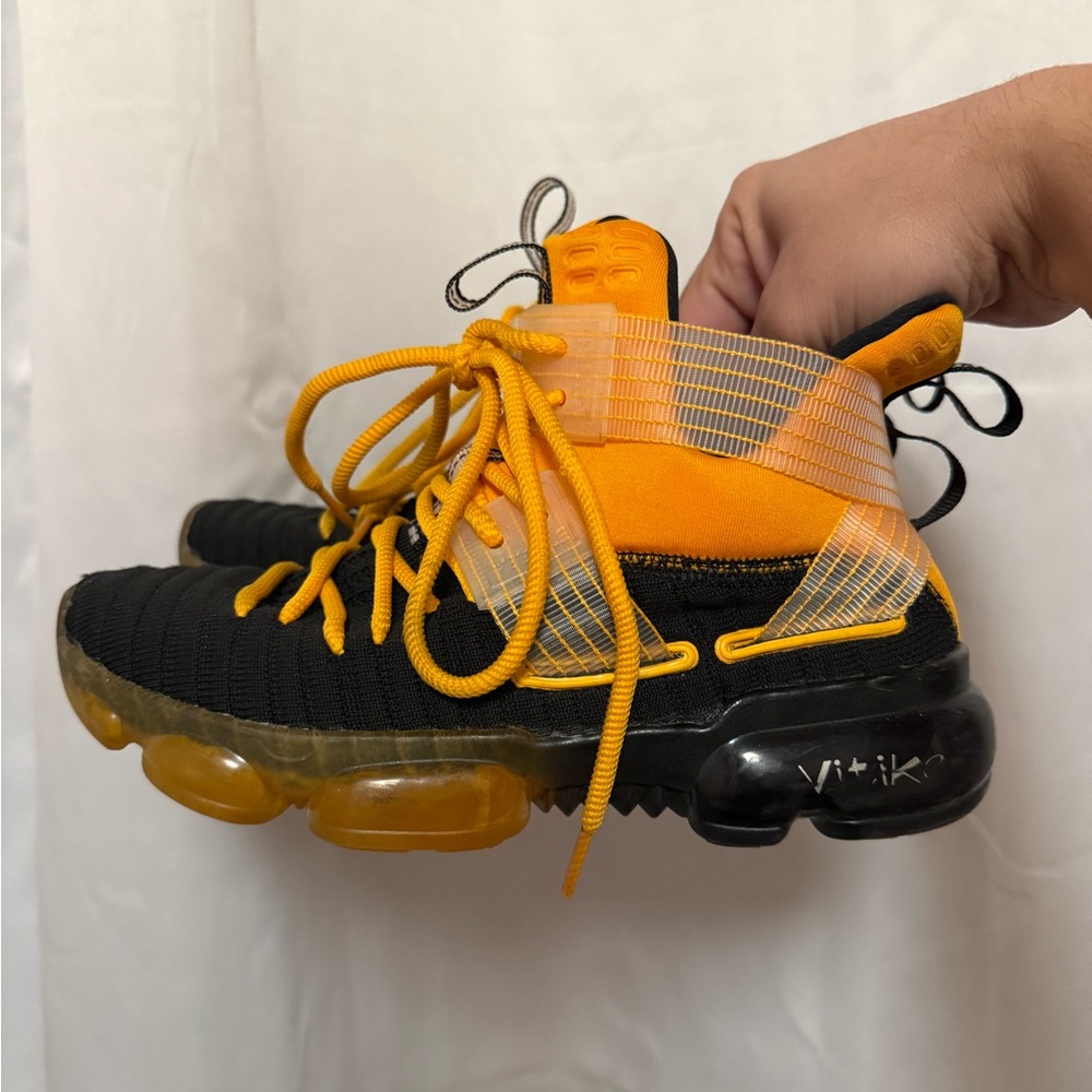 Vitike high-top basketball shoe